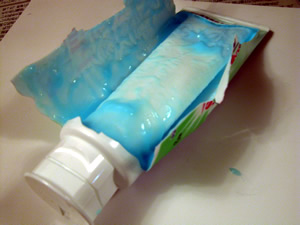 二色の歯磨き粉のチューブの中はどうなっているのか Ryo Diary 谷内稜の日記 06年12月